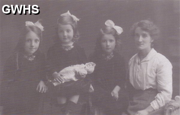 23-750 Mrs Gudgeon and her 3 daughters - Vera - Masie - Hazel South Wigston