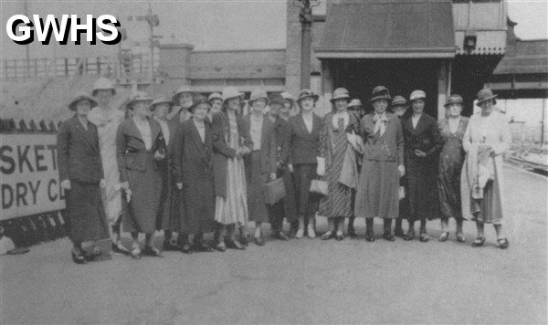24-011 Blaby Road Methodist Church sisterhood on Wigston Magna Station c 1930