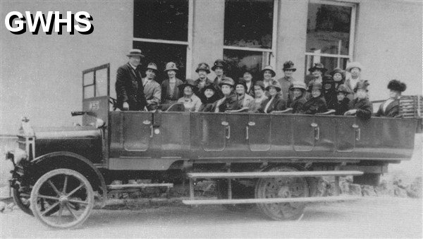 24-043 Mothers Union outing in Jordan's charabanc c 1922