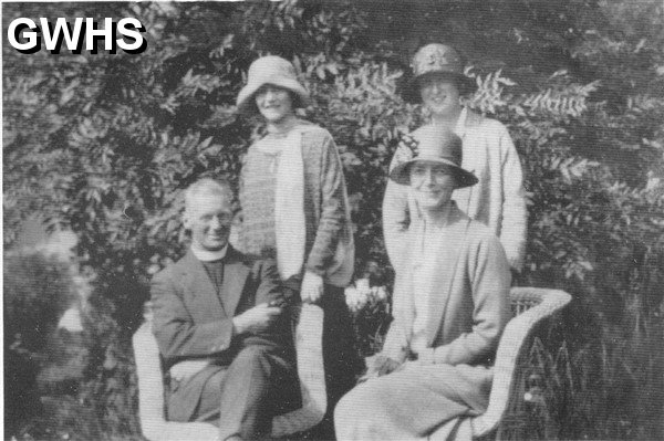 24-049 Rev Colin Weston and family South Wigston c 1928