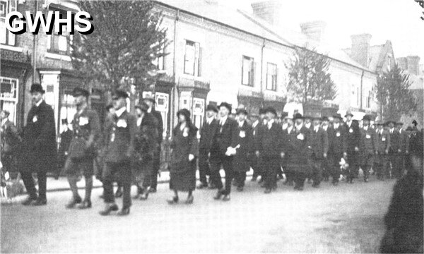 9-139a Ex Service Mens parade on Armistice Day 1921