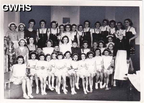 9-36 Queen in the centre is Christine Elliott 1945