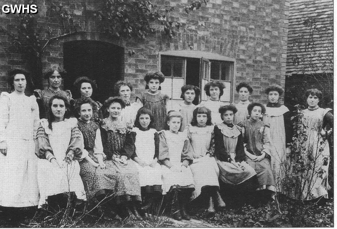 17-070 Employees of Cook and Hurst's Hosiery Company c 1910 Central Avenue Wigston Magna