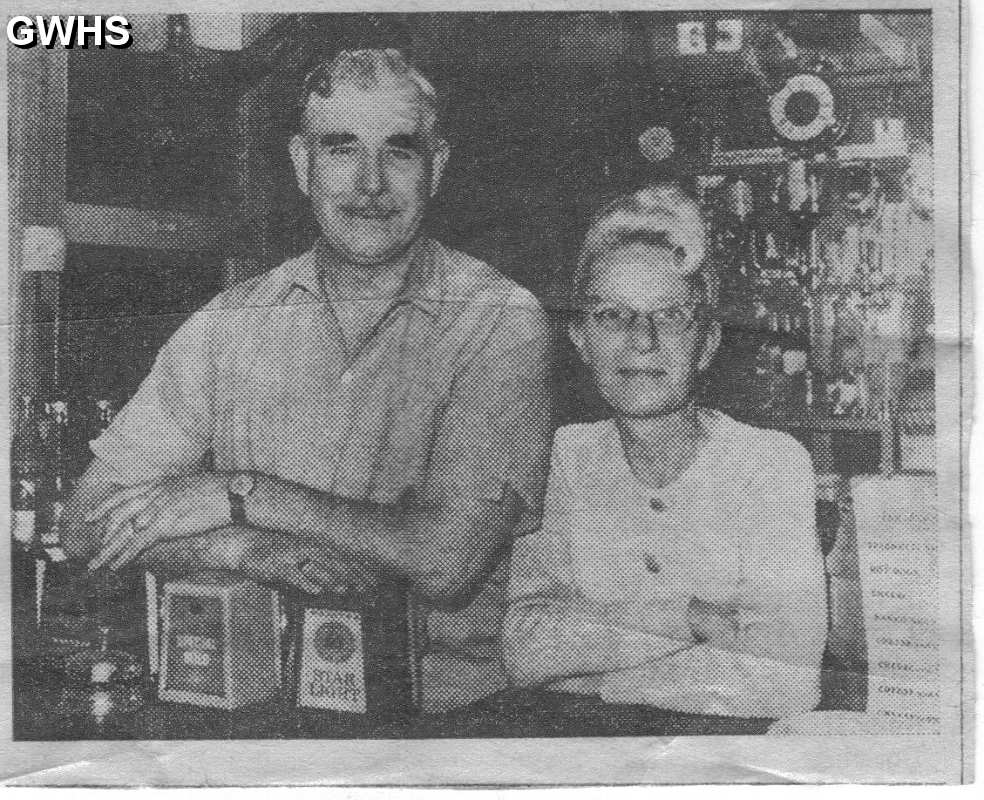 19-095 Walter Hallam last landlord of the Bulls Head Wigston and his wife 1972
