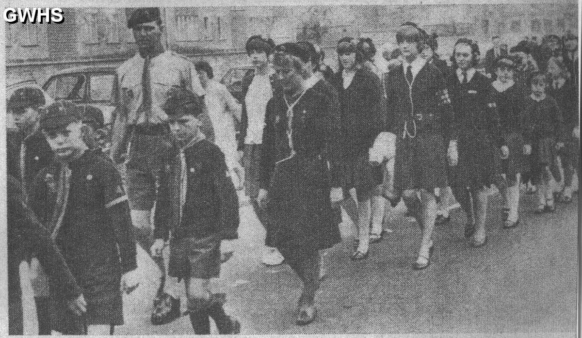 21-026 Harvest Parade with cubs and Alpha girls Wigston Magna 1966