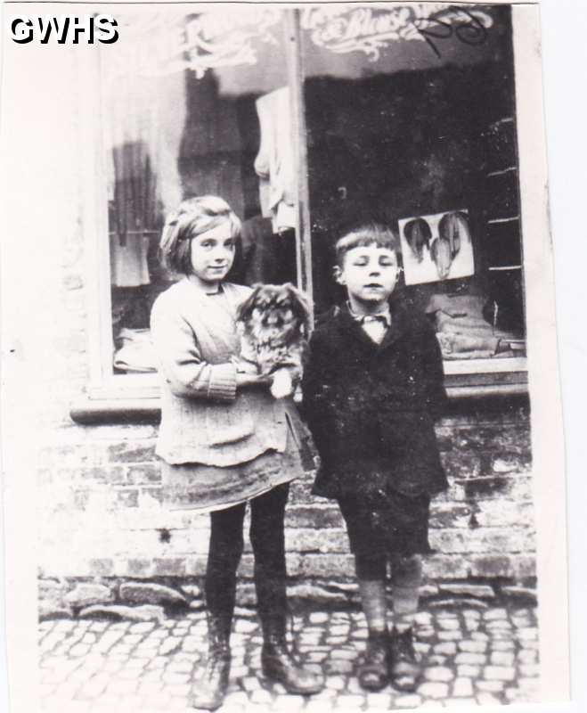 6-62 Eric Mason and his sister in Wigston
