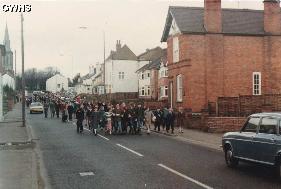 8-231 Hazel the donkey leading the United Churches of Wigston Magna up Moat Street on Palm Sunday 1980