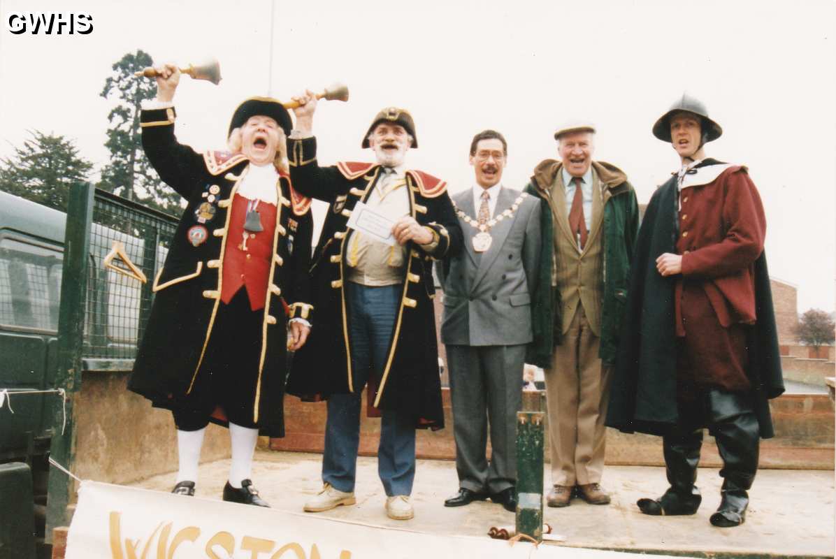 9-135 Town Crier Competition Wigston Magna 1990's