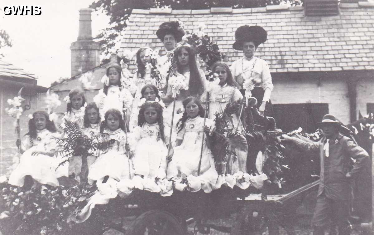 9-143 Wigston Carnival Float on the wagon of Mr Wright