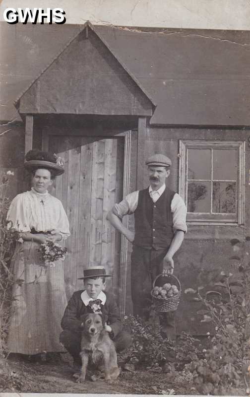9-44 Mr & Mrs Smart Newton Lane c 1910