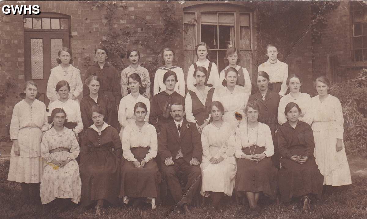 9-48 Ted Hurst and class at rear of The Manse Long Street Wigston Magna