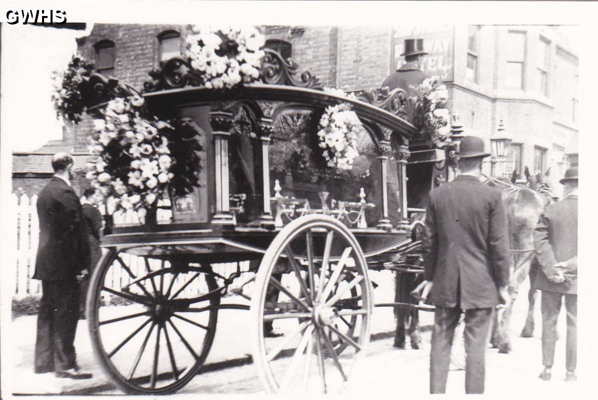 9-99 Funeral outside railway hotel heading to Welford Road Cemetery