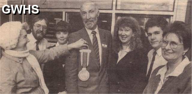 22-583 Mrs Edna Childs presents Post Office staff a medal 1990