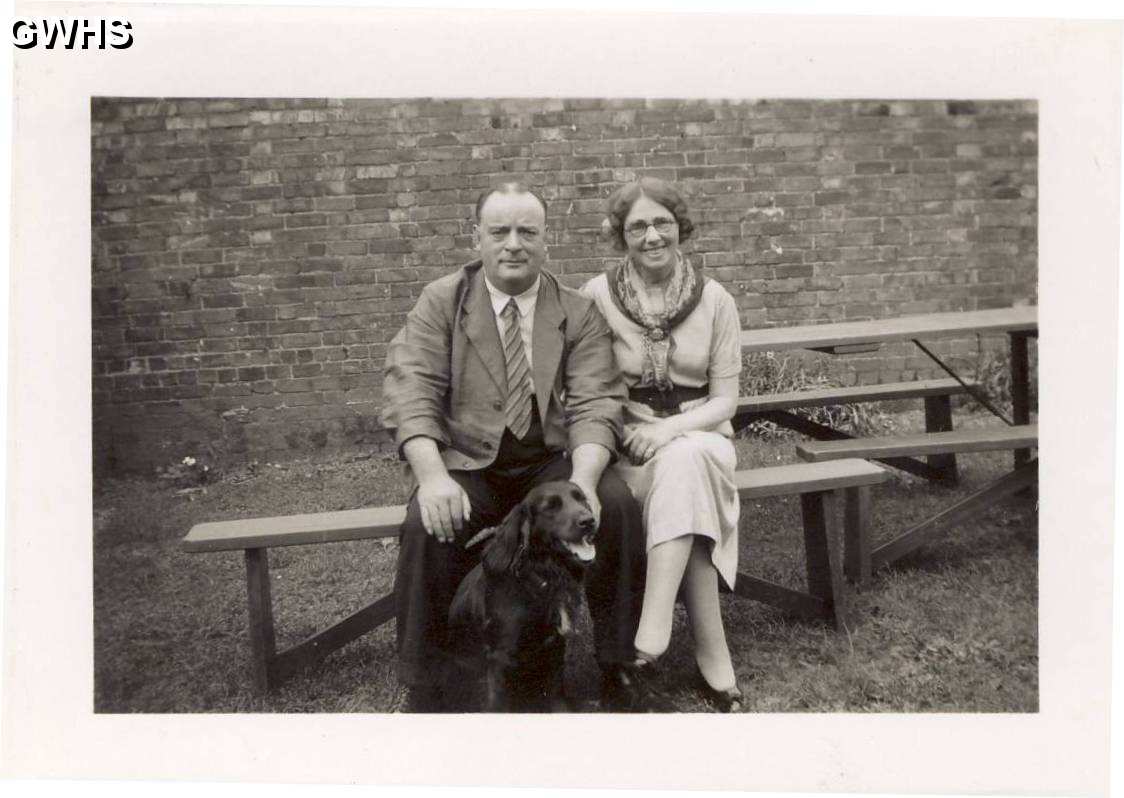 23-516 Harry & Harriet Hart in the garden of The Queen's Head Bull Head Street Wigston Magna 1945
