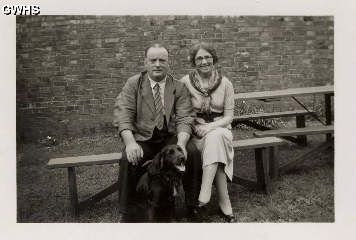 23-620 Harry & Harriet Hart, Queen's Head, 1945
