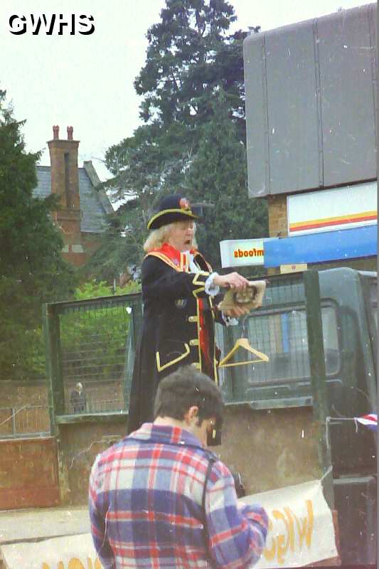 23-622 Wigston Town Crier Competition in Bell Street Wigston 1995