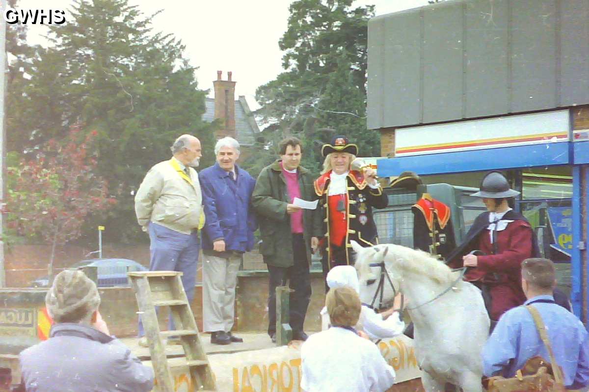 23-623 Wigston Town Crier Competition in Bell Street Wigston 1995