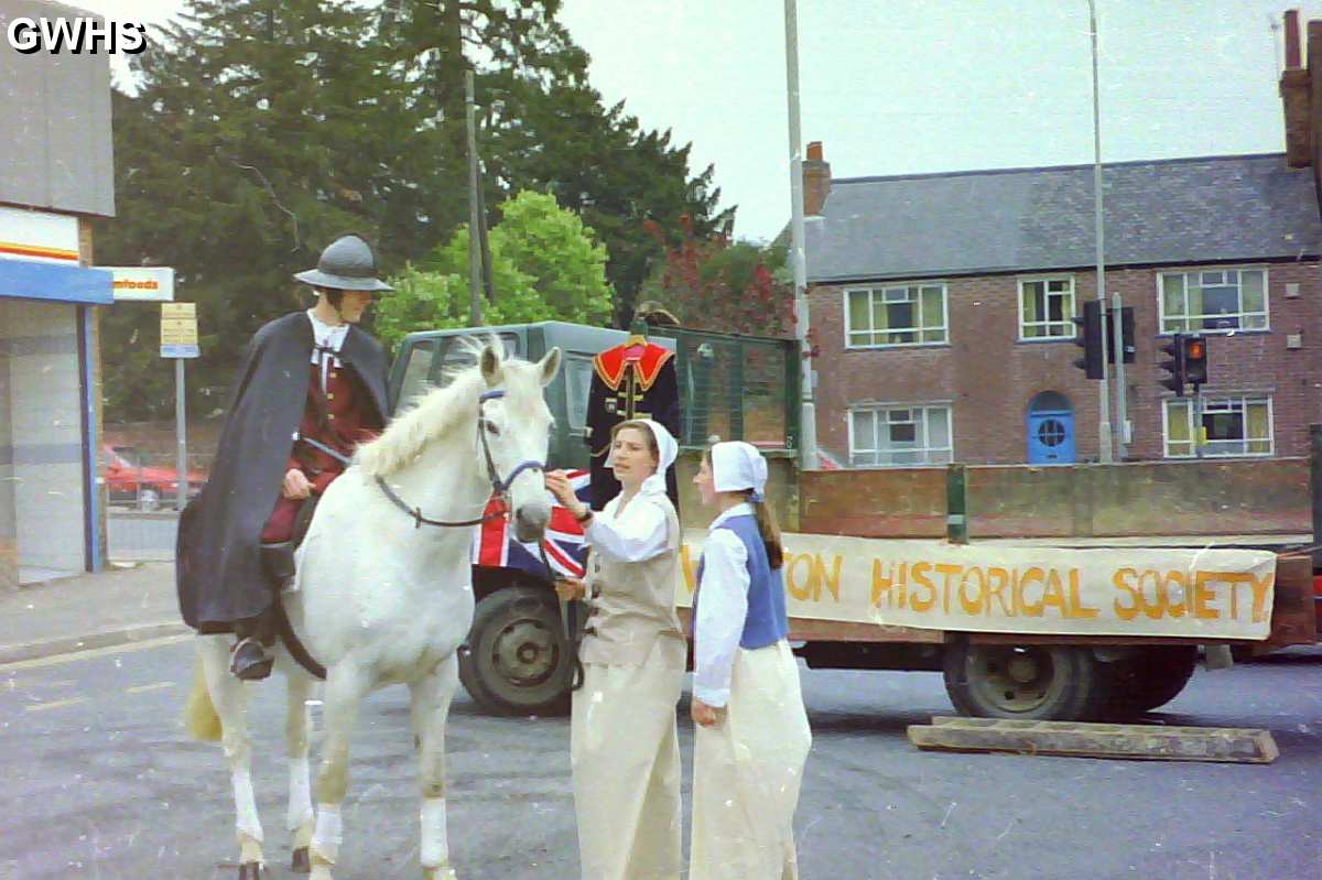 23-624 Wigston Town Crier Competition in Bell Street Wigston 1995