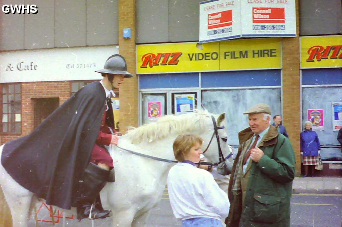 23-625 Wigston Town Crier Competition in Bell Street Wigston 1995