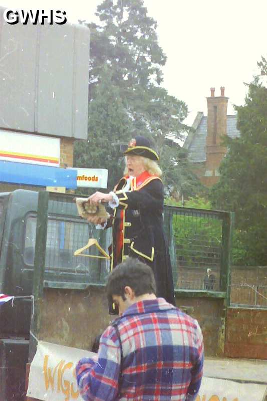 23-627 Wigston Town Crier Competition in Bell Street Wigston 1995