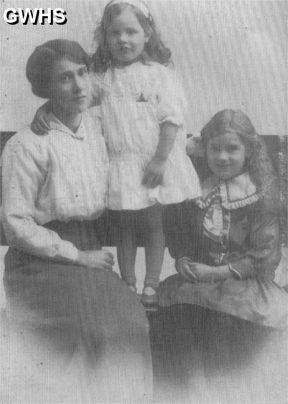 23-755 Robert Carr's wife Lilian and daughters Dora -sitting- and Ena 16 Leicester Road Wigston Magna