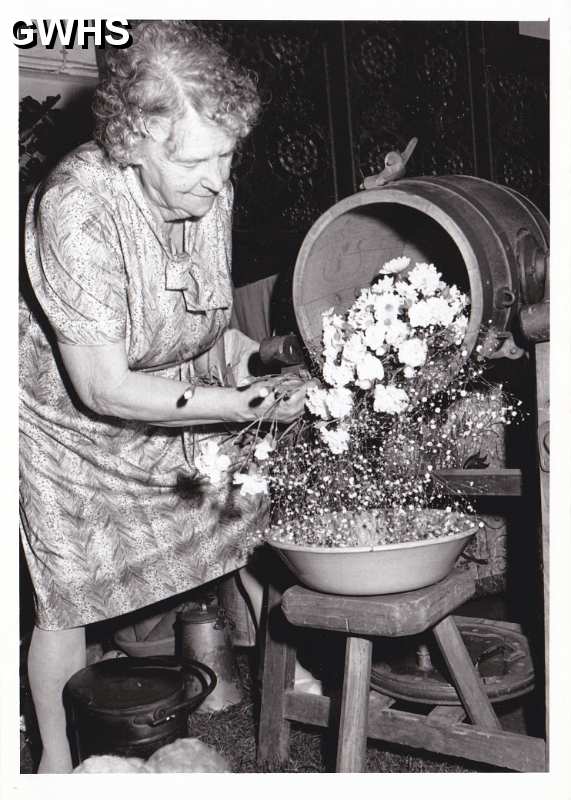 30-433 Ruth Horlock at the Wigston Flower Festival