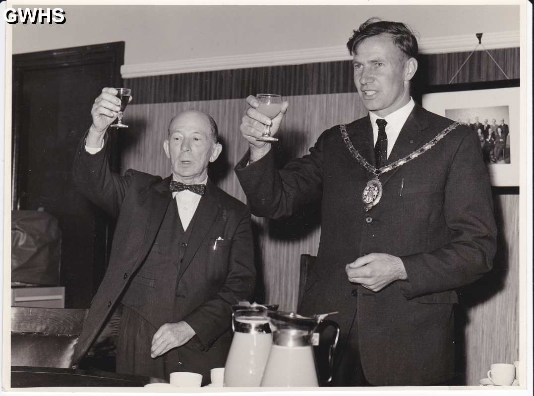 30-471 George Broughton left and Duncan Lucas at the Wigston Co-operative Society