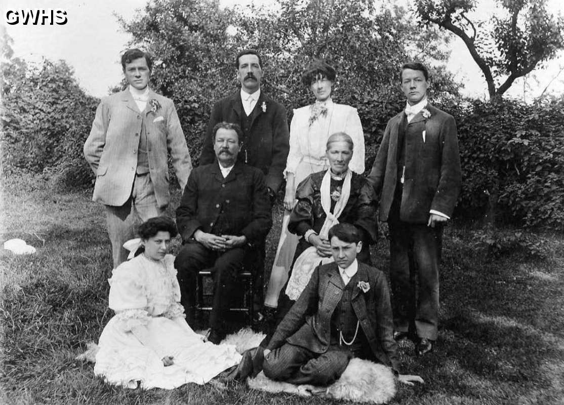 30-745 Thomas Henry (grey suit) who married Agnes Pallet Preston in 1904 They lived at 18 Harcourt Road 