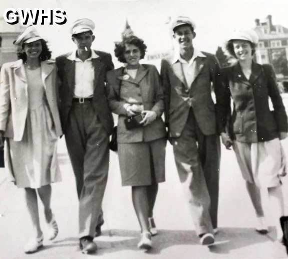 31-109 members of Frederick Street Wesleyan Youth Club, mid-late 1940s on an outing to Skegness