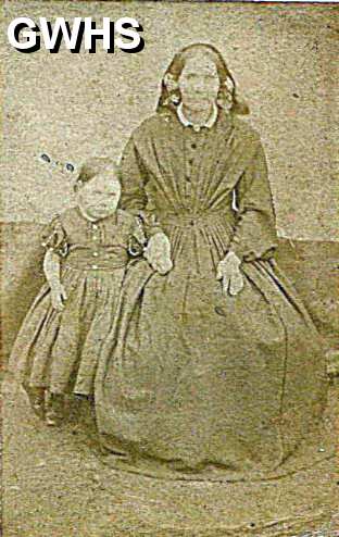 33-293 Sarah Roe born in Wigston Magna 1851 died 1886 with her daughter Agnes