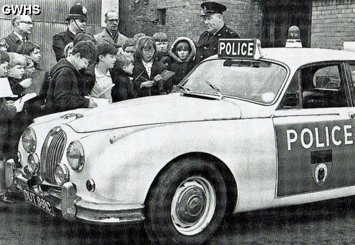 33-370 Wigston Magna 1968 and a police motor patrol driver explains his duties to schoolchildren