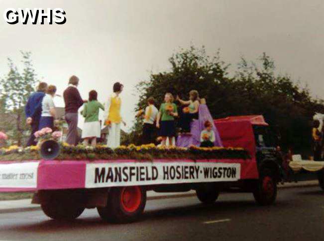 33-698 Manfield Hosiery float in Wigston Magna Parade 1975