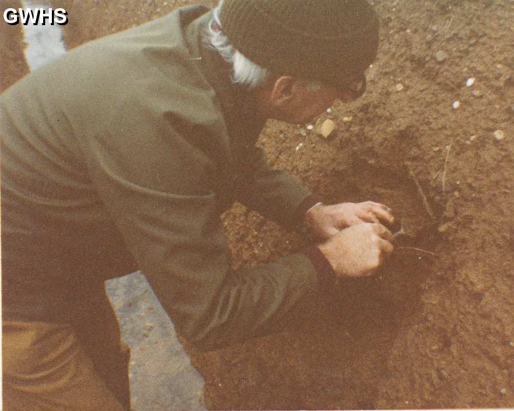 33-751 Uncovering Bronze age urn Wigston Magna c 1950