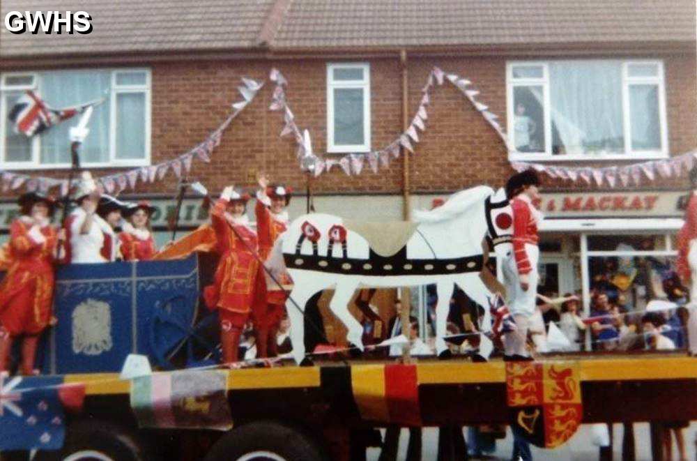 33-776 Wigston Magna parade along Leicester Road 1975