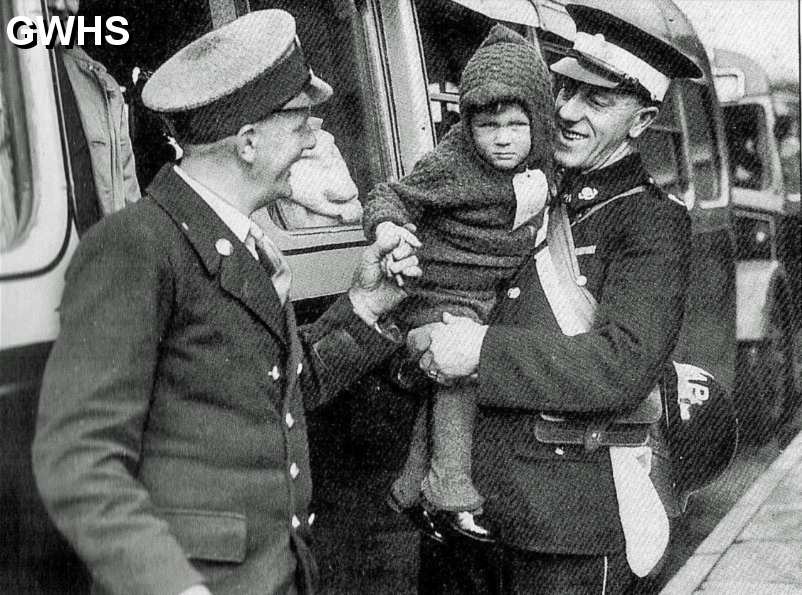 34-202 WWII London evacuees arriving in Wigston 1940