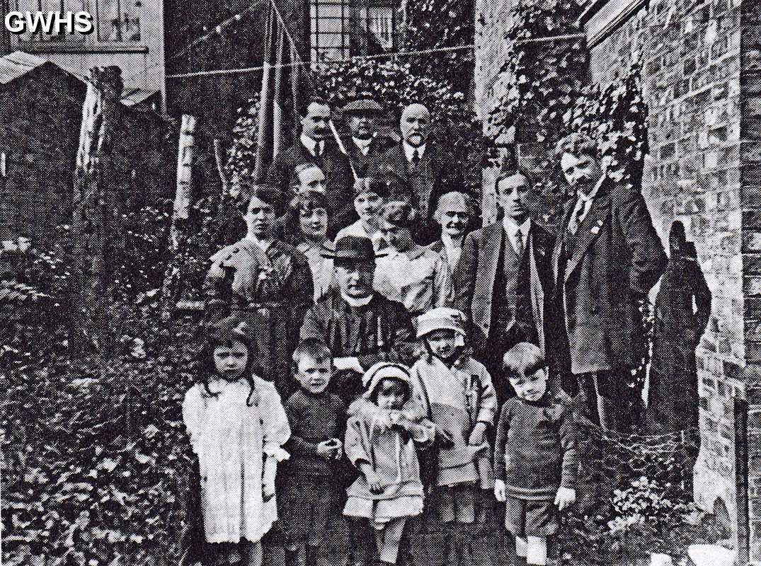 34-381 Belgian refugees with Father Caus