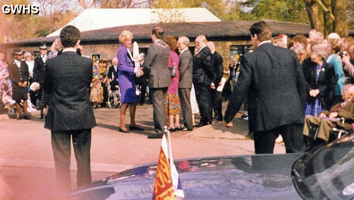 34-395 Princess Diana opening the Menphys Centre on Launceston Road 1990