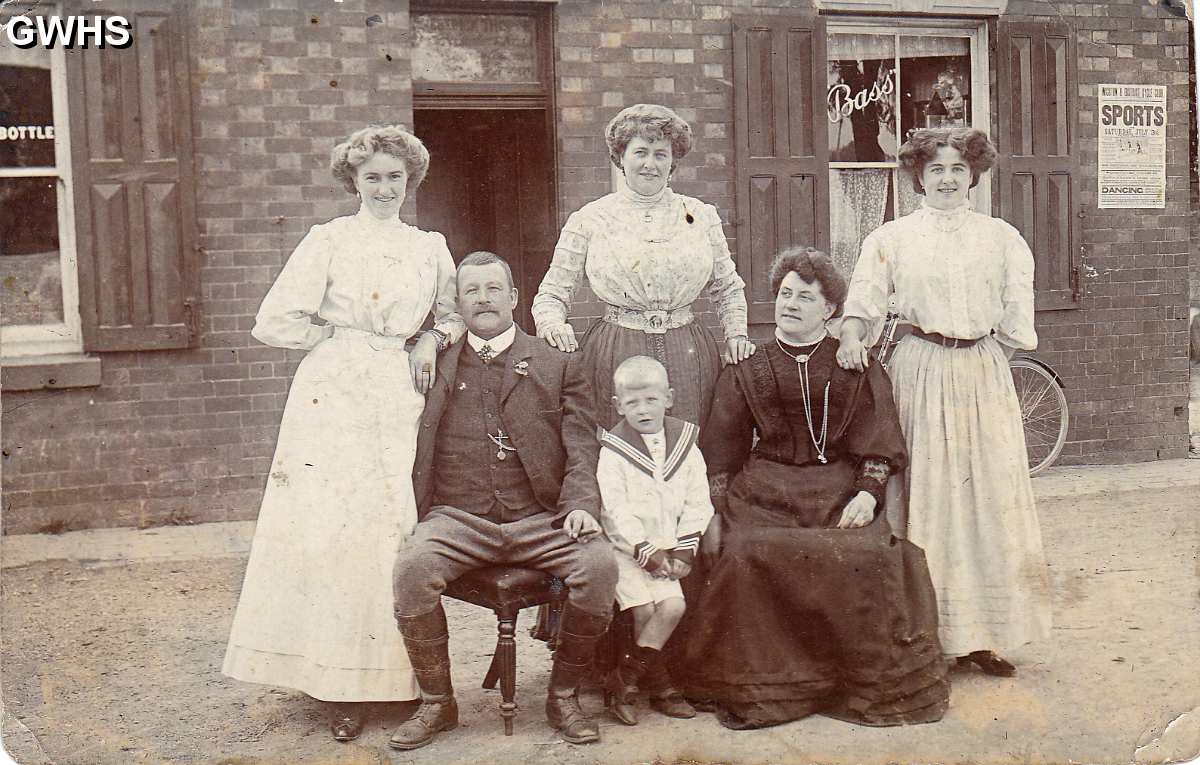 34-463 l to r Maude, Fred, Francis, Robert, Emma and Annie taken in front of the Royal Oak Inn Leicester Road Wigston Magna c 1920