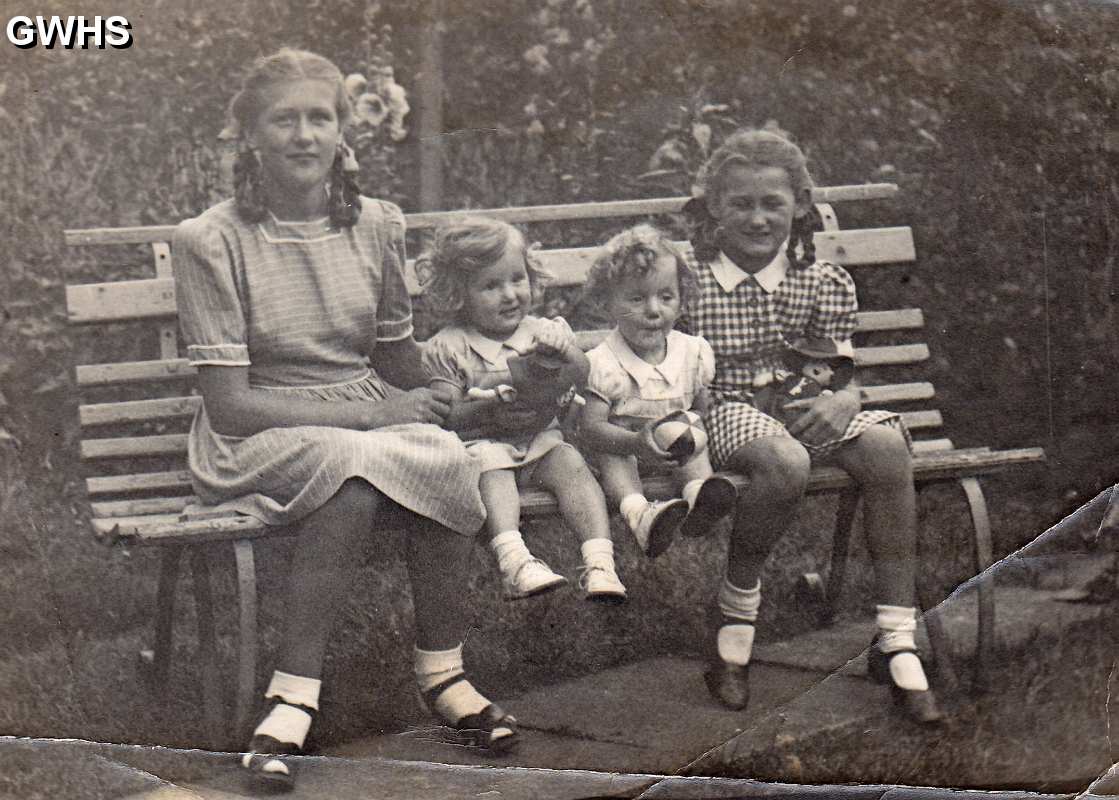 34-478 Christime Thorpe on left and Sylvia Thorpe on the right with twins Hillary and Vallerie