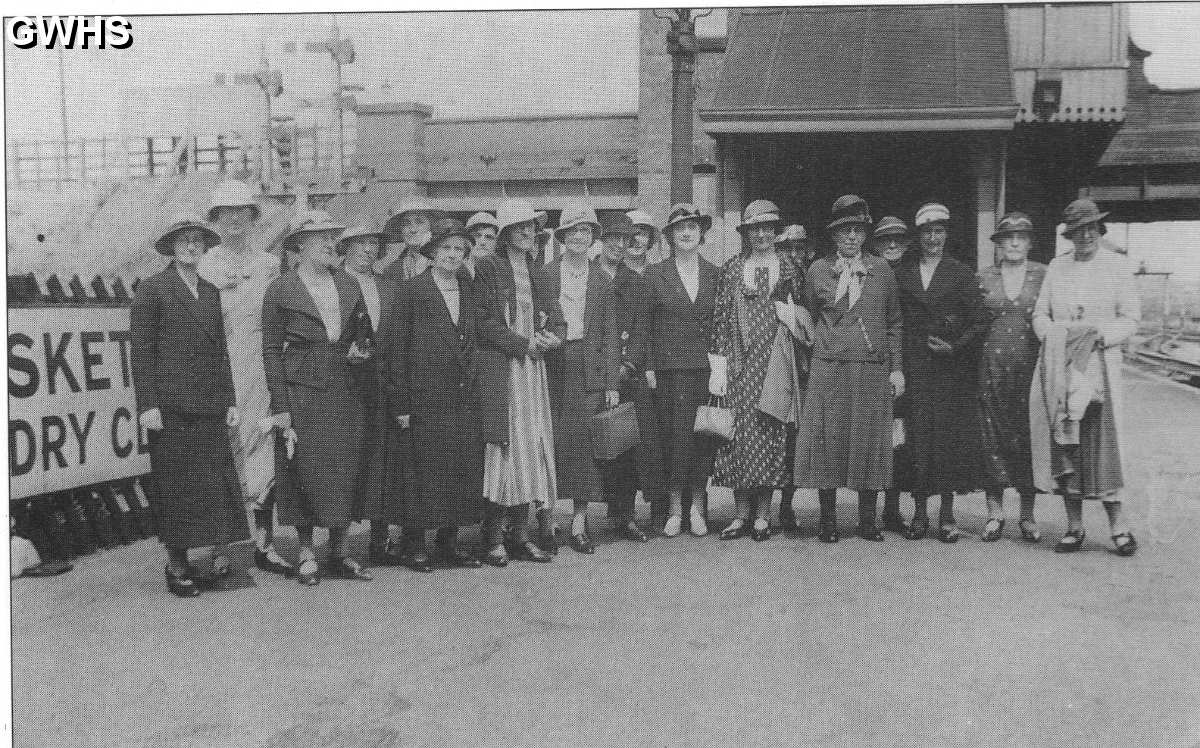 22-148 Methodist Sisterhood outing circa 1930 Wigston Magna Station