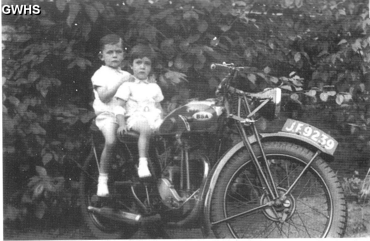 22-218 John & Barry Hiltoncirca 1936 Wigston Magna