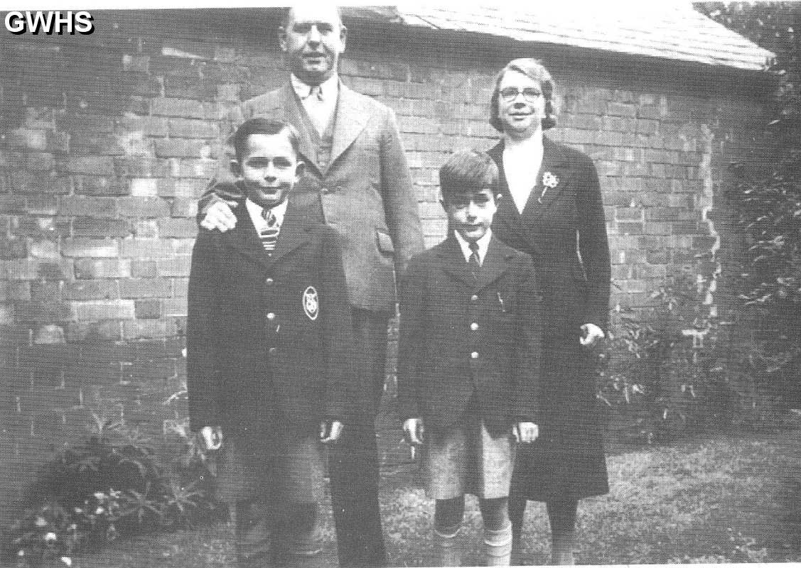 22-219 Osmond, Phyllis, John and Barry Hilton in garden of 5 Leicester Road Wigston Magna