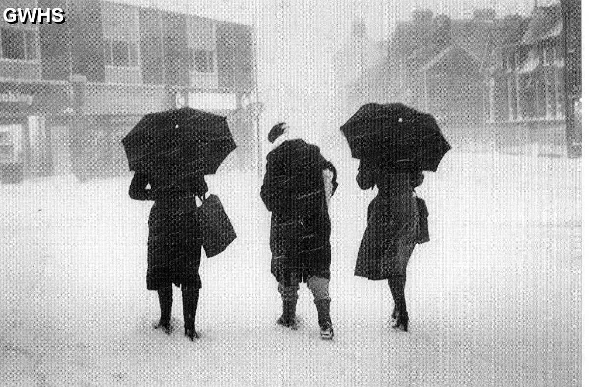 22-287  late 1970's blizzard in shopping centre Wigston Magna