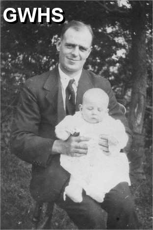 22-483 Percy George Forryan and his son Donald Percy Forryan 1923  