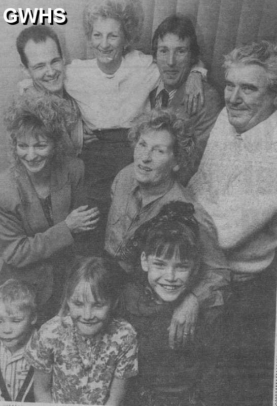 22-532 Jean Lockwood and family Wigston 1990