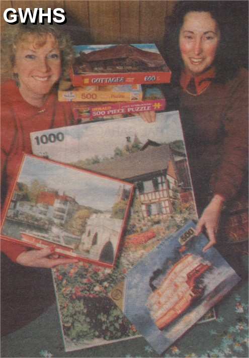 22-537 Sandra Salmon & Jeanette Robertson delivering jigsaws in Wigston 1991
