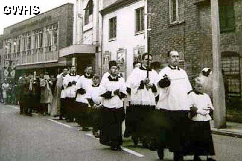 5-24a C of E church parade in Long Street Wigston Magna lead by Don Mobbs