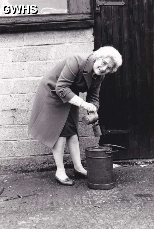 6-43 Bess ex land girl using traditional bucket & measure for milk delivery - married Gordon Middleton Wigston Magna