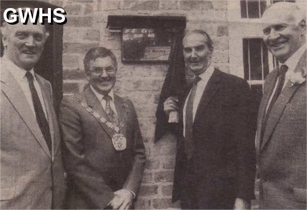 22-560 Peter Clowes - Duncan Lucas at plaque unveilling at FWK Museum Wigston 1990