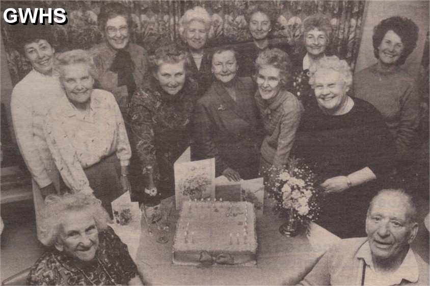 22-561 Residents of Holmes House Kenilworth Road South Wigston 1990